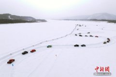 “神州北极”漠河：三月雪未融 百余赛车界江冰面上飞车竞技