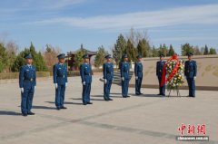 清明前夕空军某部开展缅怀英烈活动