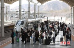 中国铁路青藏集团迎来清明小长假返程客流高峰